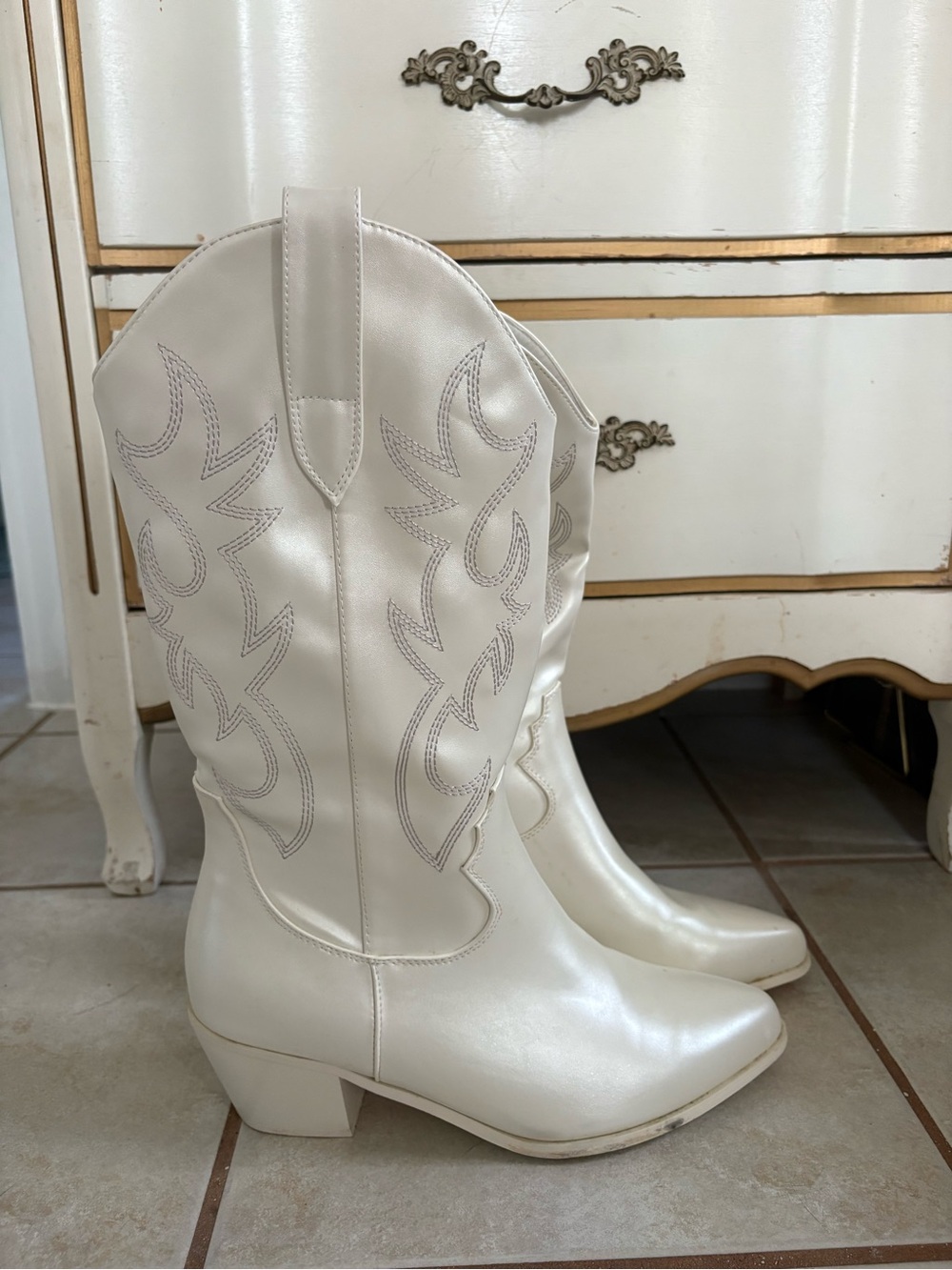 BILLINIWomen's White Western Cowboy Boots - Stylish Stitch Detail